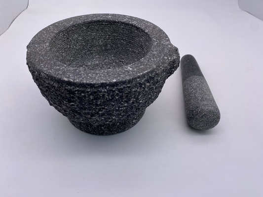 Liso áspero de mármol del mortero y de la maja de la piedra del granito dentro de exterior marcado con hoyos