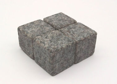 Piedras de refrigeración del whisky fijadas de 4 o 6 cubos superiores del granito de la artesanía que sorben rocas
